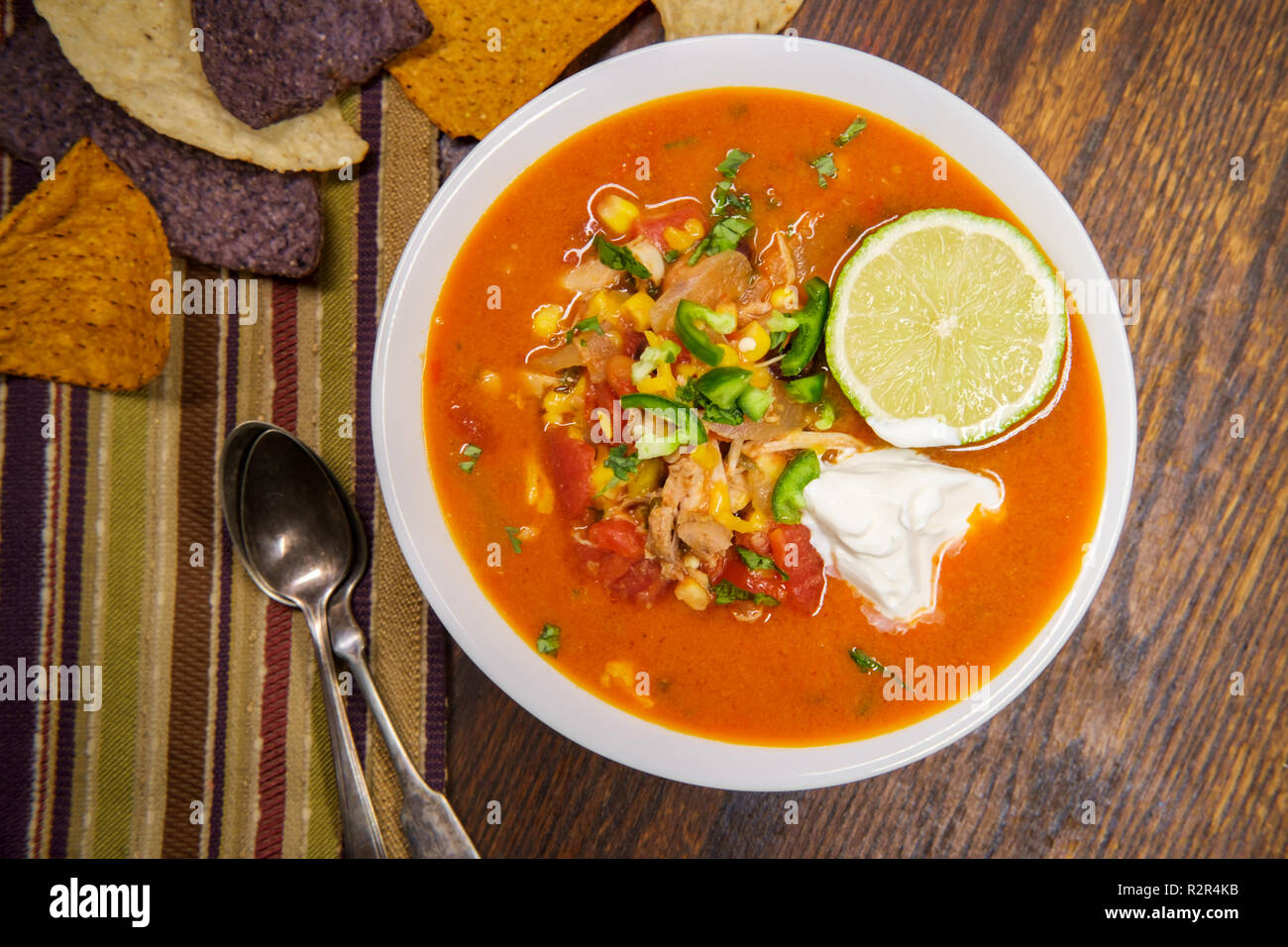 De copieux et épicé soupe tortilla avec le piment et l'orange Mauve et blanc puces multicolore torttilla Banque D'Images