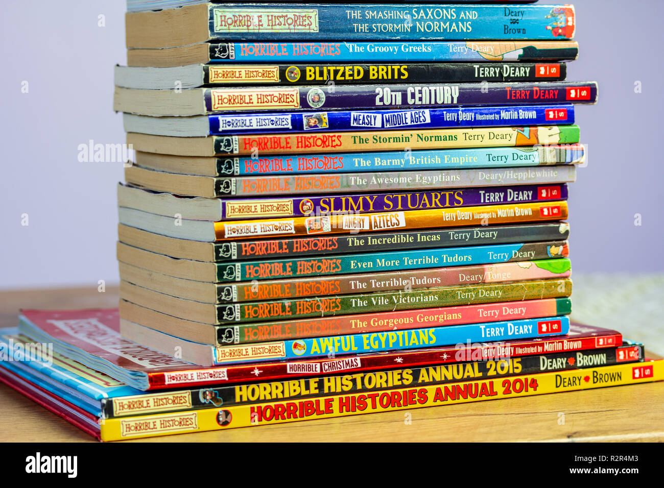Une pile d'histoires horribles et bien lisez le livre d'enfants Terry Deary illustré par Martin Brown Banque D'Images