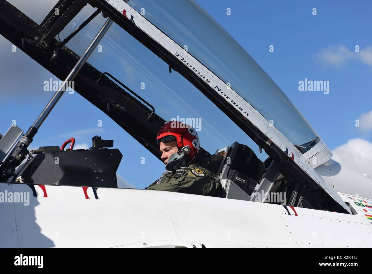 Tommy Norman, North Little Rock agent de police et du public, est assis dans un F-16 Fighting Falcon avant un vol à la base aérienne de Little Rock, Ark., Octobre 26, 2018. Norman a été honoré à titre de l'US Air Force Thunderbirds' Hometown Hero pour son rôle d'être un modèle de rôle positif pour un agent de police dans la collectivité de North Little Rock. Banque D'Images