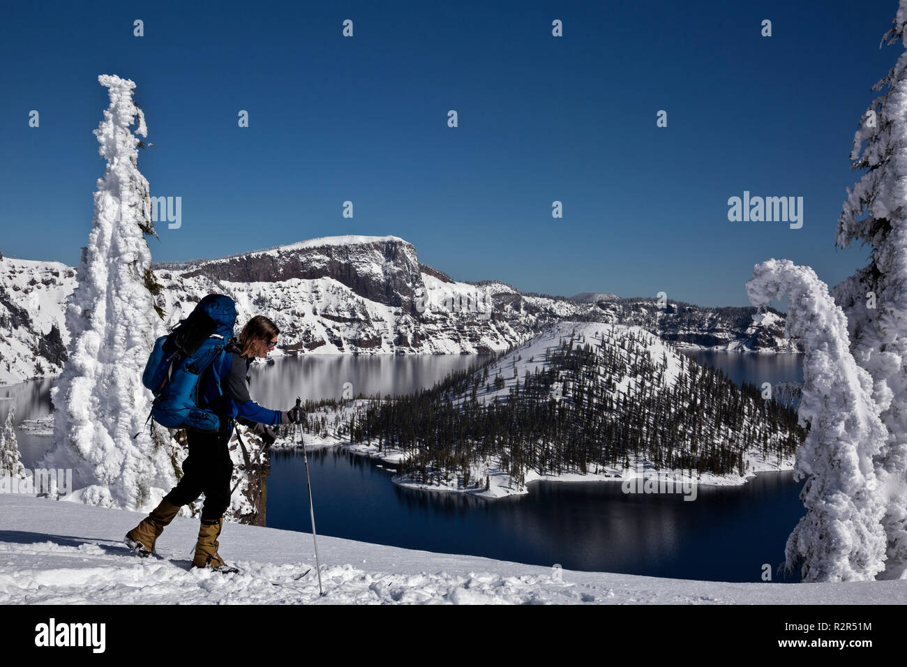 OREGON - autour du lac de ski de fond à la Sentinelle surplombent sur la jante route avec une vue de l'île de l'Assistant de Crater Lake National Park. Banque D'Images