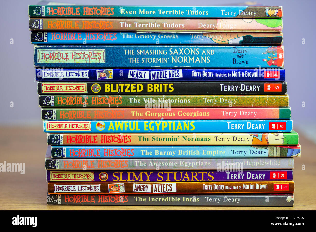 Une pile d'histoires horribles et bien lisez le livre d'enfants Terry Deary illustré par Martin Brown Banque D'Images