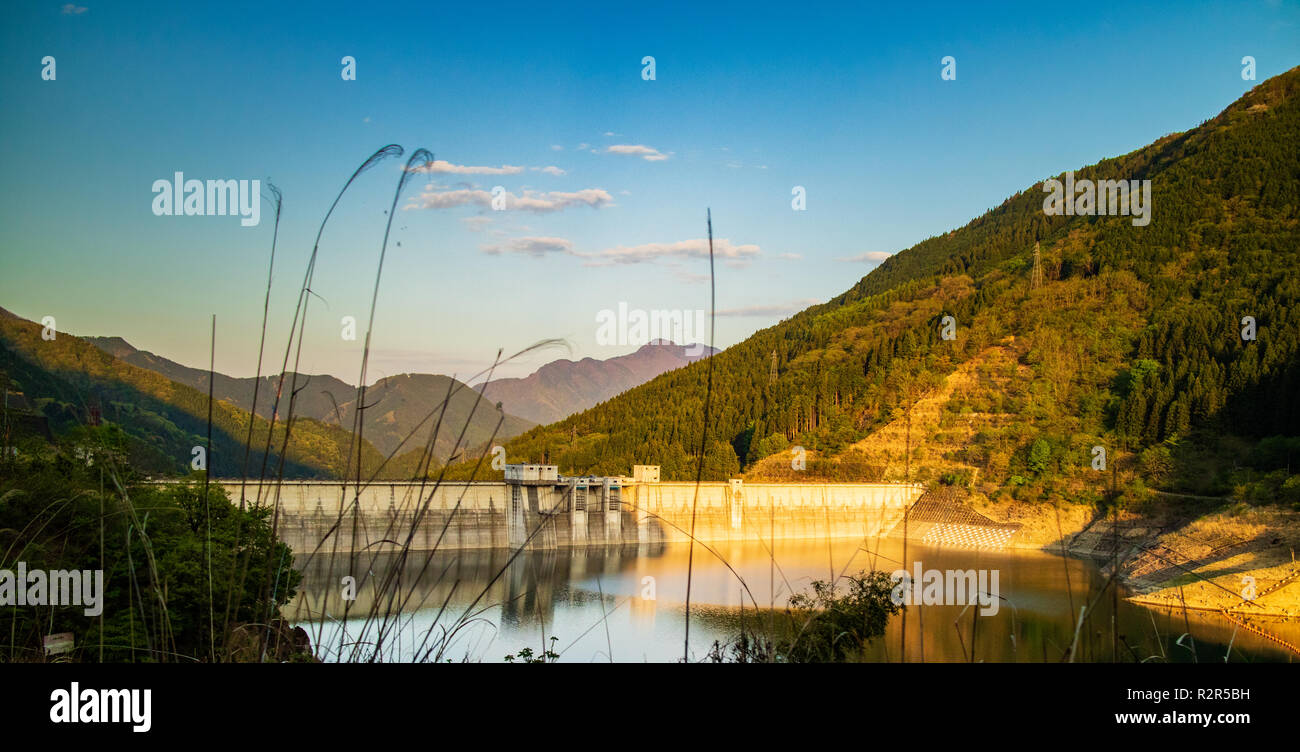 Takizawa Barrage dans Chichibu Prefecture, Japan. Prises depuis le réservoir. Banque D'Images