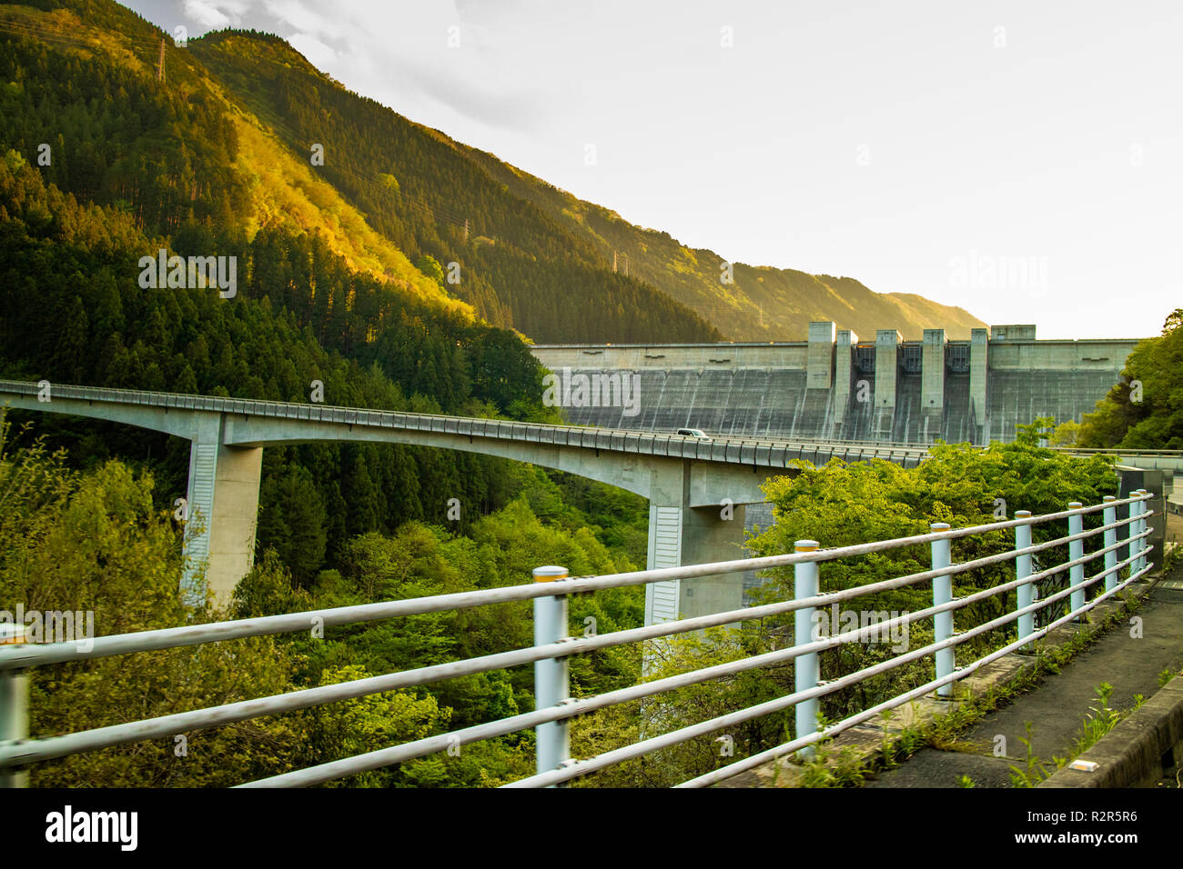 Takizawa Barrage dans Chichibu Prefecture, Japan. Prises de la célèbre route sinueuse jusqu'au fond de la vallée. Banque D'Images