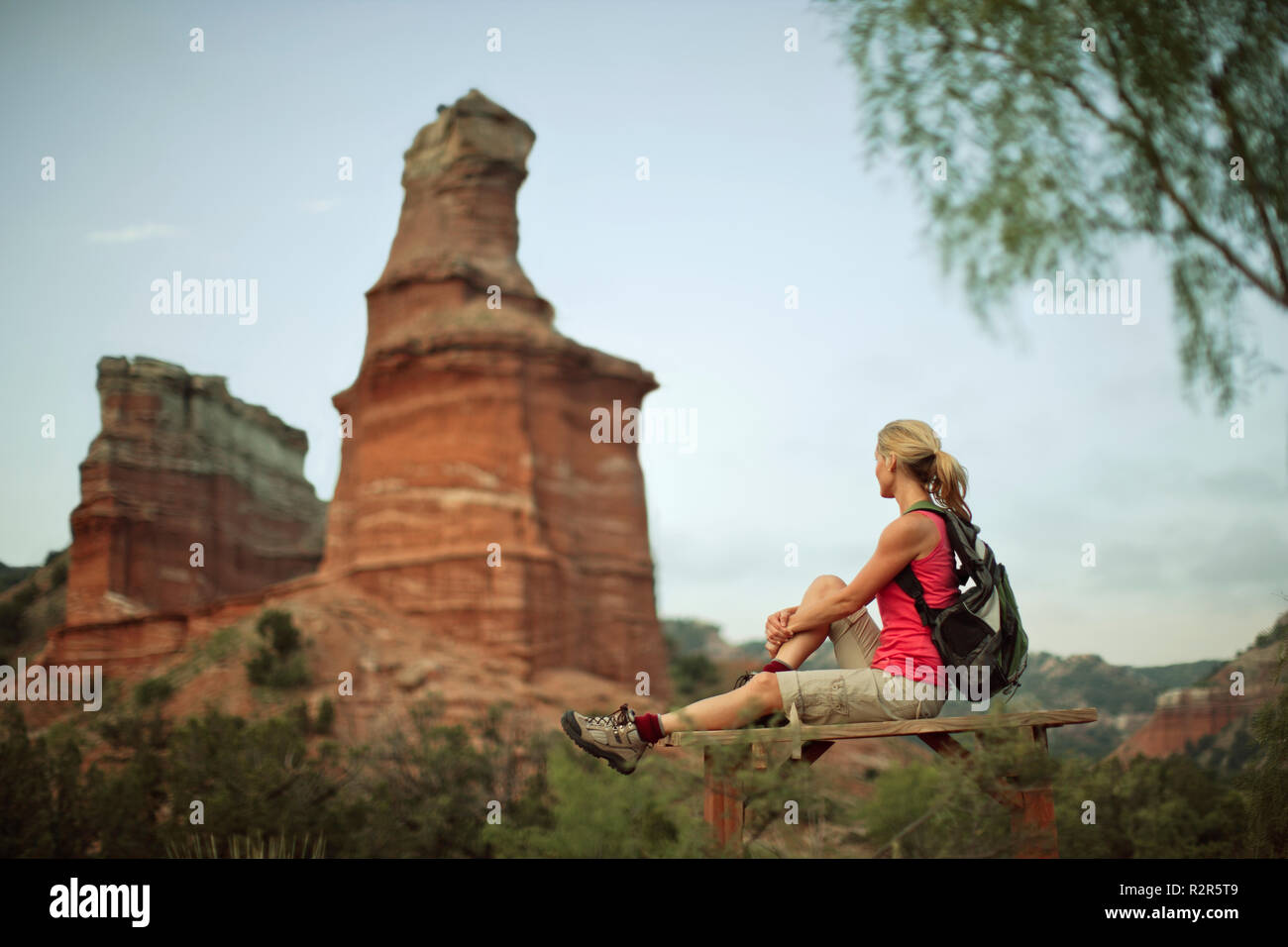 Jeune femme prend une pause de la randonnée, de regarder le paysage du canyon. Banque D'Images