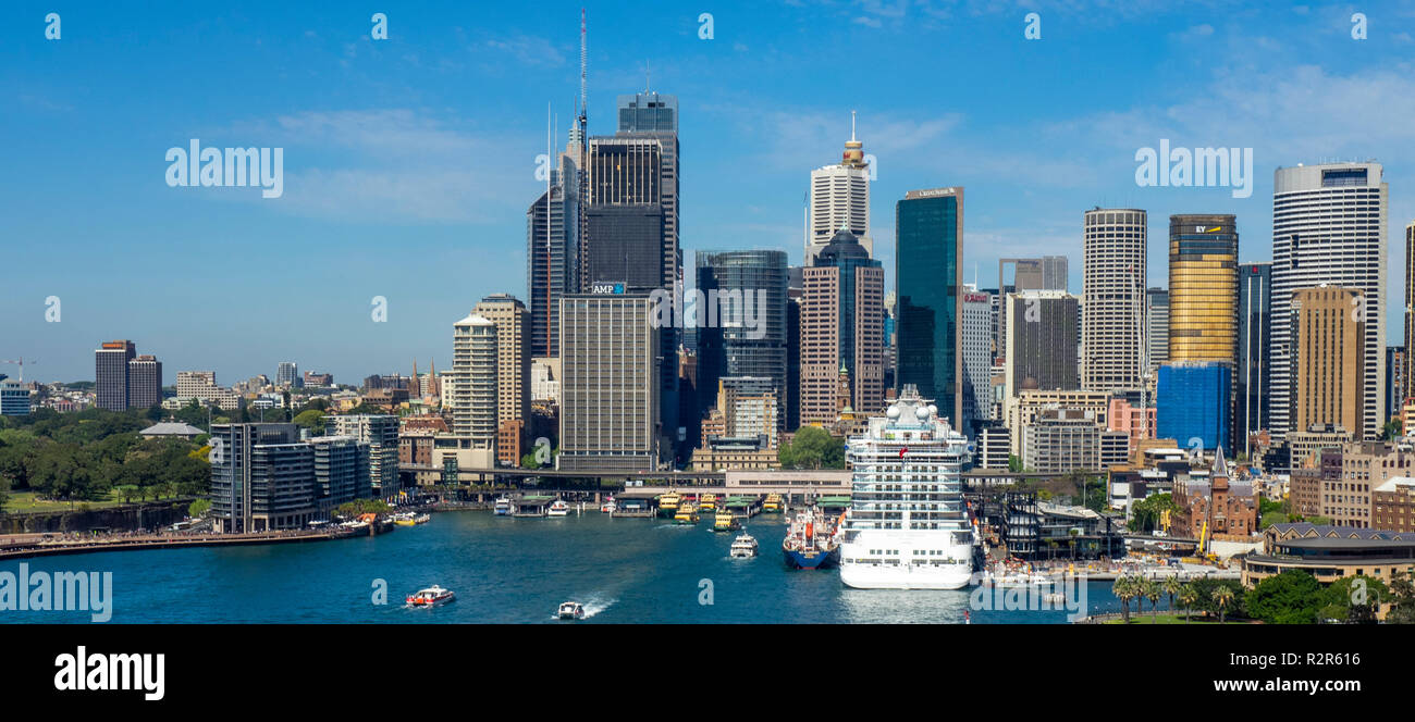 Classe croisière Princess Royal majestueux navire amarré à Circular Quay Le Port de Sydney CBD de Sydney skyline NSW Australie. Banque D'Images