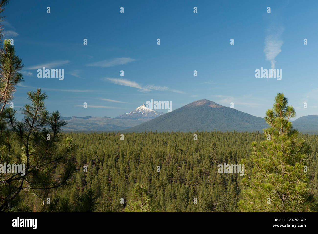 Le sud-est les visages de l'Oregon's Mount Jefferson (à gauche) et de Black Butte (à droite), un cône de cendres, comme vu de la route près de ruisseaux Trois Sœurs, Oregon Banque D'Images