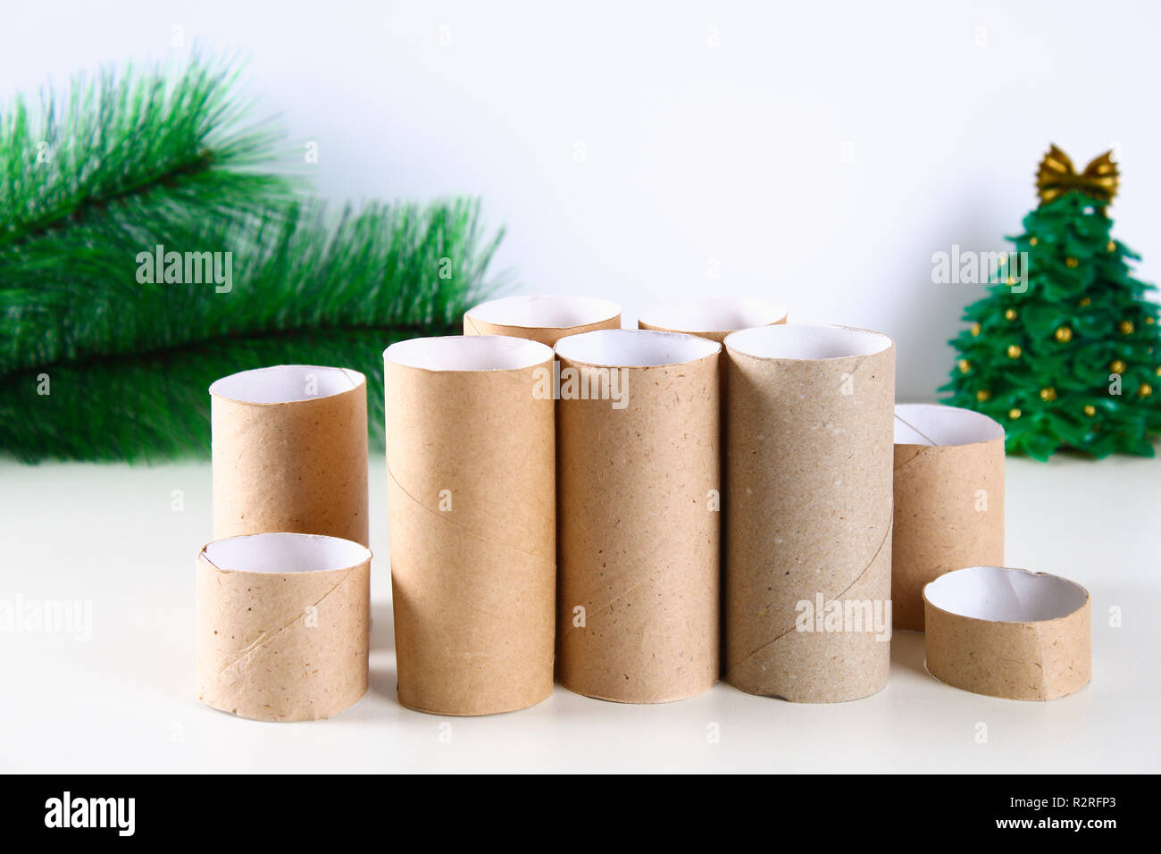 Comment faire des bougies de Noël blanc de préchauffage des rouleaux de  papier de toilette, bain de colle, de la peinture et des bougies. La  créativité des enfants. Bricolage de Noël. L'étape
