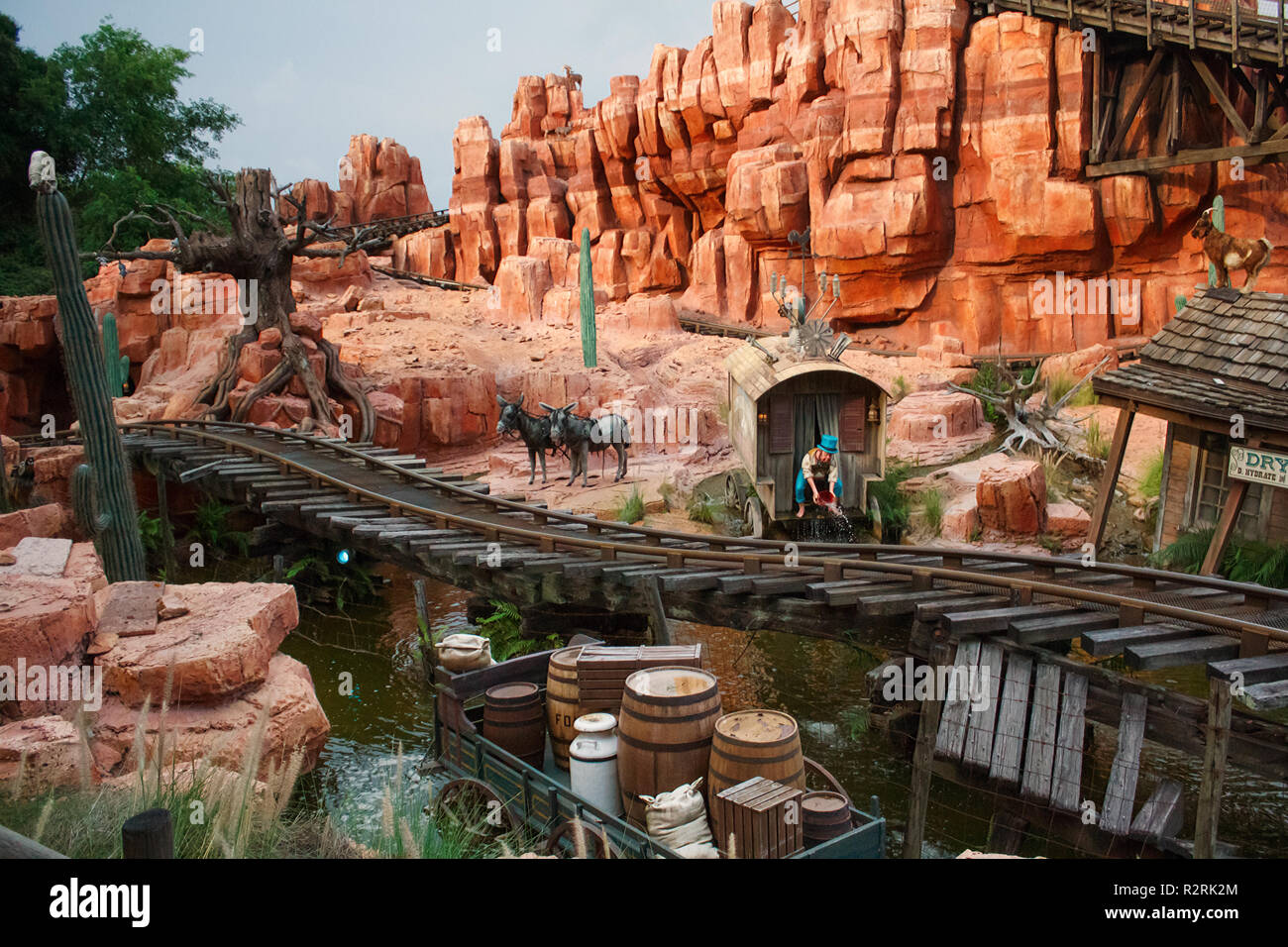Orlando, Floride, USA - 7 juin 2010 : Disney World Thunder Mountain Roller Coaster Banque D'Images