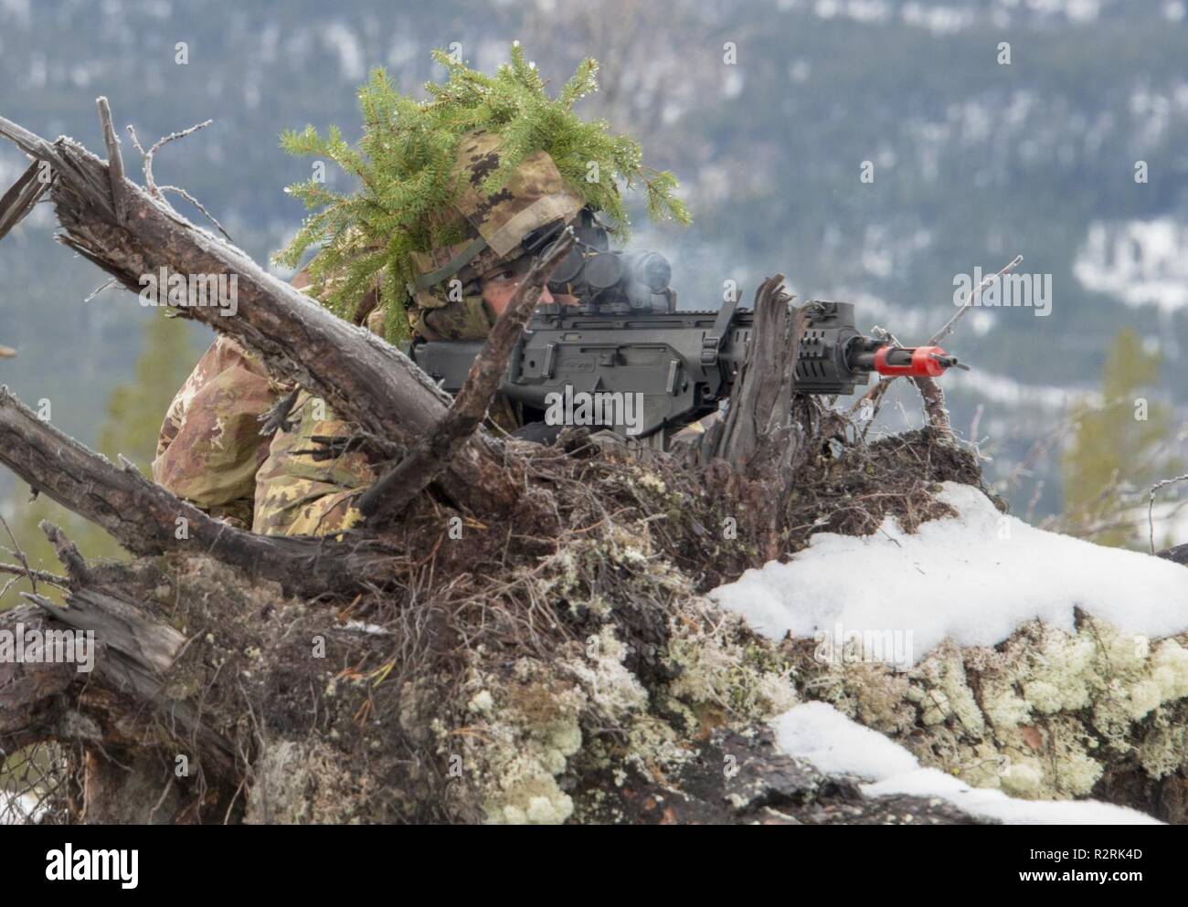 Un soldat a ouvert le feu pour sécuriser sa position au cours de l'assaut final sur une position ennemie à Alvdal (Norvège) pour l'Ex TRIDENT stade 18 le 3 novembre 2018. Banque D'Images