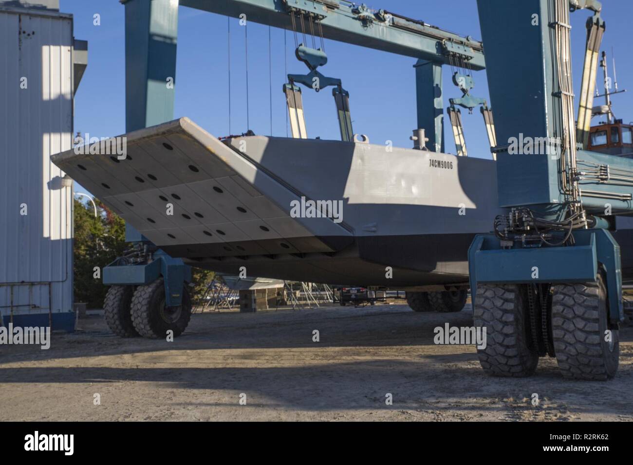 "Oscar", un 75 pieds de débarquement mécanisé exploités par les marins de la Marine américaine affecté à la Marine Quai au Marine Corps Air Station Cherry Point, N.C., est transporté par une grue géante, le 31 octobre 2018. Les marins ont pris pour un Oscar bateau commercial près de Beaufort, N.C., capable de hisser la voile lourde hors de l'eau. En plus de la maintenance programmée sur Oscar, les marins aussi effectuer la maintenance de cinq autres navires de la marine pour se tenir prêt pour les futures missions de Cherry Point. Banque D'Images