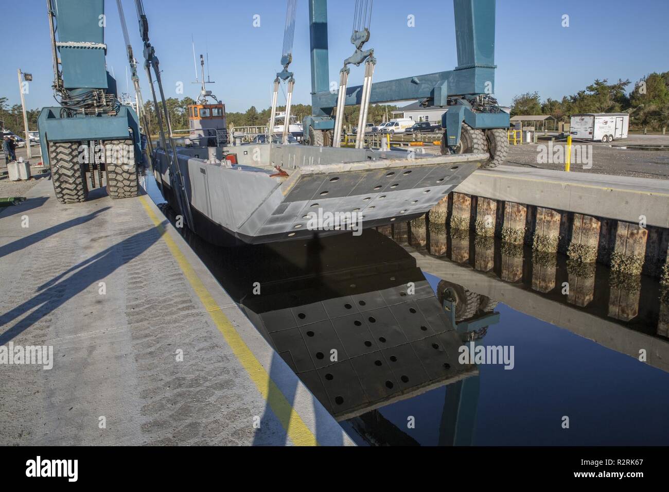 "Oscar", un 75 pieds de débarquement mécanisé exploités par les marins de la Marine américaine affecté à la Marine Quai au Marine Corps Air Station Cherry Point, N.C., est descendu dans l'eau le 31 octobre 2018, après une intervention de maintenance. De haut en bas, dans tout le bateau a été rénové à un bateau commercial près de Beaufort, N.C. De sablage les balanes sur le fond, à l'application de plusieurs couches de peinture, de souder et bosses le bateau a souffert tout au long de l'année dernière ; on a pris soin de prolonger la vie utile du navire. Banque D'Images