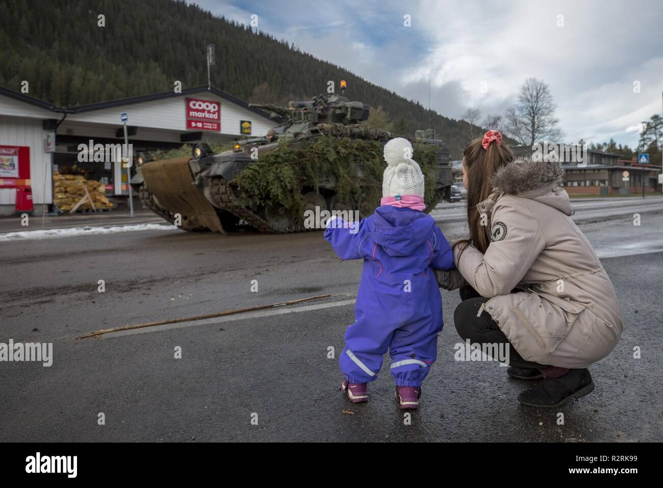 Les gens regarder une infanterie MARDER véhicule blindé allemand dans la ville norvégienne de. Engerdal Stade de l'exercice Trident de l'OTAN, en Norvège, au 03 novembre 2018. Banque D'Images