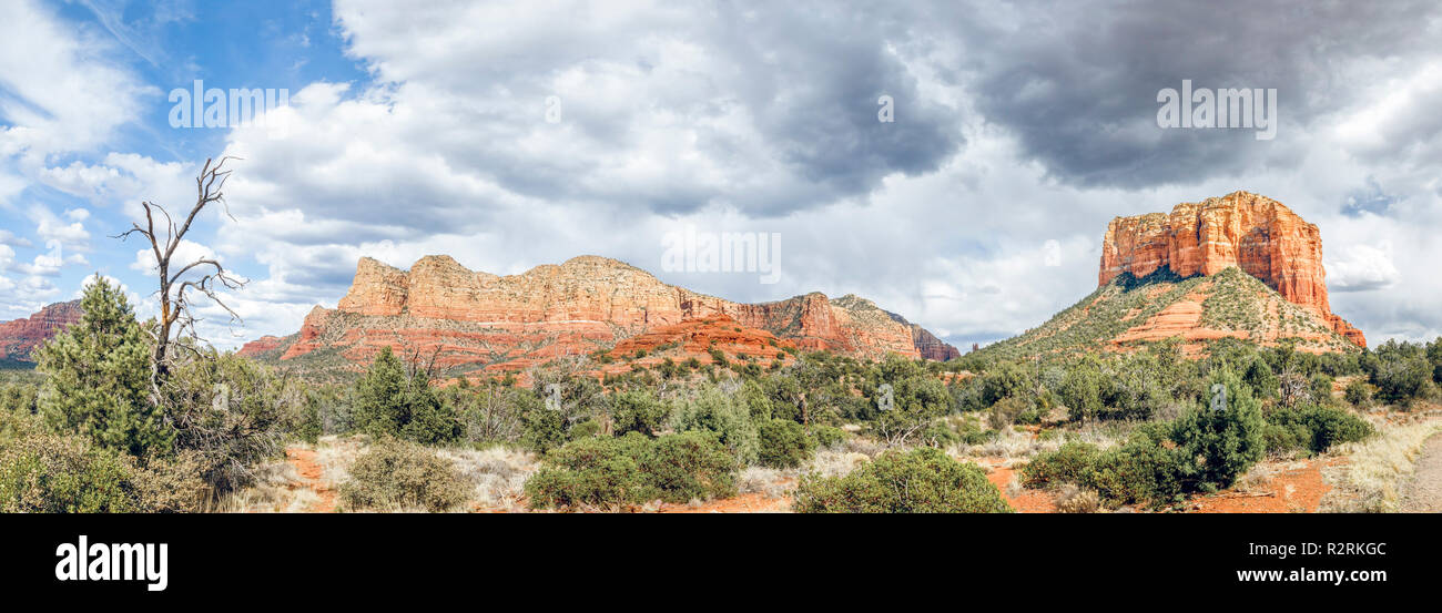 Formations rocheuses près de Sedona, Arizona. Vu ici, sous un ciel nuageux, Gibraltar, Baby Bell, Lee, montagne et Courthouse Butte. Banque D'Images