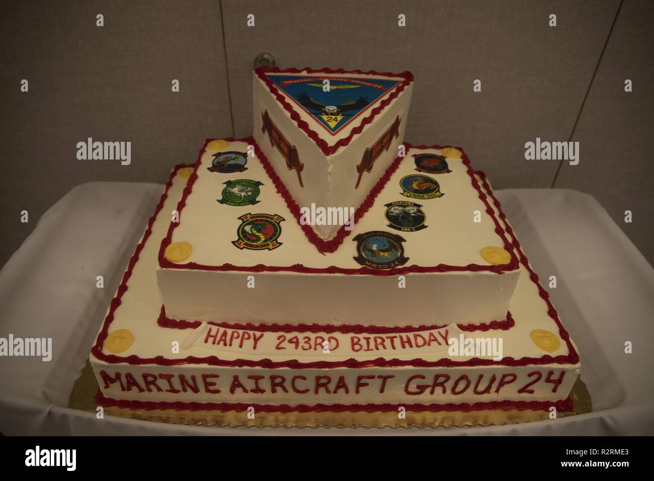 Groupe D Aeronefs Maritimes 24 Anniversaire Gateau Ballon S Affiche A L Arriere De La Salle De Bal Avant La Celebration De L Unite Ball Honolulu Hawaii Le 3 Novembre 18 Chaque Annee Les Marines Americains Groupe D Aeronefs Maritimes 24 Anniversaire Gateau Ballon S Affiche A L Arriere De La Salle De Bal Avant La Celebration De L Unite Ball Honolulu Hawaii Le 3 Novembre 18 Chaque Annee Les Marines Americains