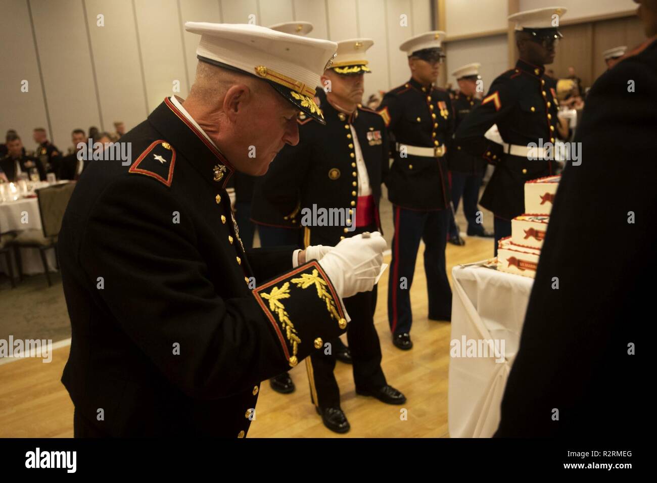 U.S. Marine Corps Brig. Le général Robert B. Sofge, Jr., commandant adjoint du Corps des Marines des États-Unis, des Forces canadiennes, du Pacifique prend un morceau de gâteau en tant qu'invité d'honneur au cours de groupe d'aéronefs maritimes 24' ball célébration, Honolulu, Hawaii, le 3 novembre 2018. Chaque année, les Marines américains à travers le monde célèbrent l'anniversaire du Corps des Marines. Cette année, Nov 10 243 ans depuis la fondation de l'armée. Banque D'Images