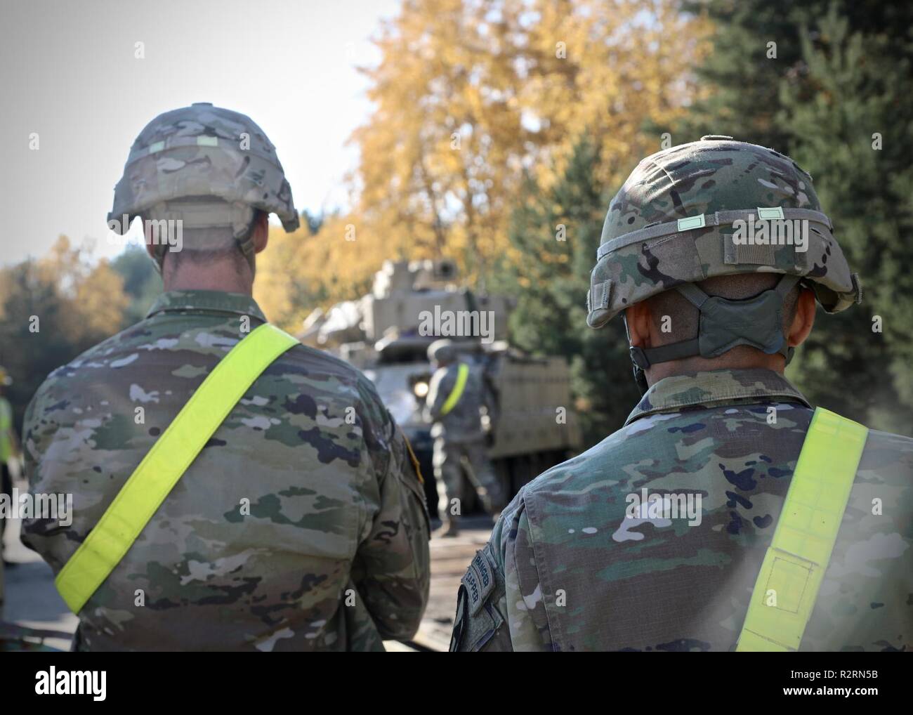 Le Lieutenant-colonel de l'armée américaine Matt Rogers, commandant du 91ème bataillon du génie de la Brigade, 1st Armored Brigade Combat Team, 1 Division de cavalerie se trouve à côté de Sgt. Le Major Dan Castleberry, 91e senior advisor, BEB enrôlé comme ils supervisent les opérations de tête en Karliki, Pologne, le 6 novembre 2018. 91e BEB Les sapeurs de combat ainsi que d'autres membres de la CD 1-1 déménagent à différents endroits de l'Europe de l'Atlantique comme résoudre en Europe se poursuit. Banque D'Images