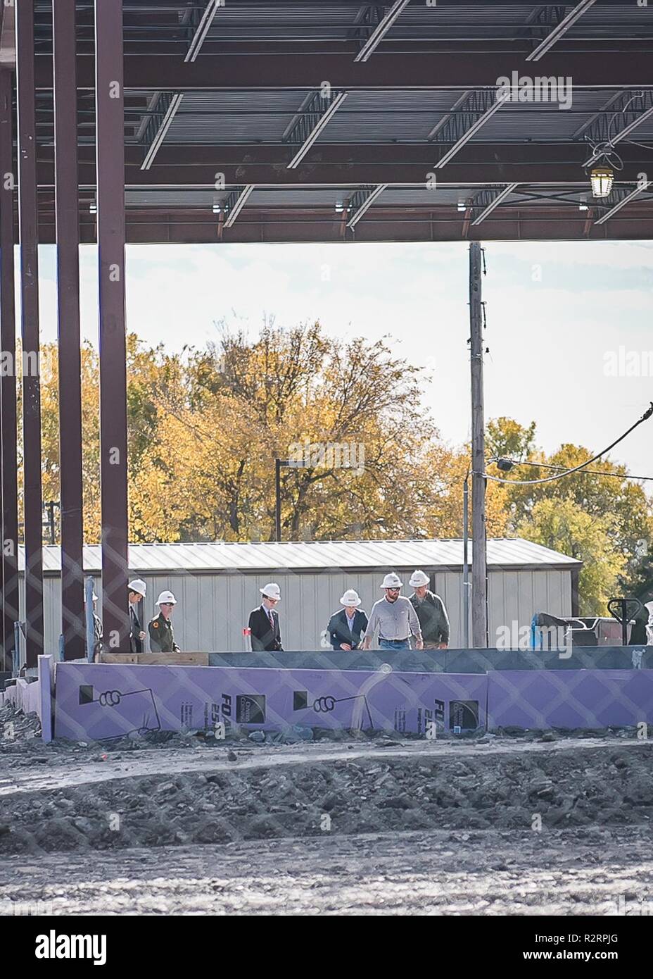 Tulsa Maire G.T. Bynum, marche le terrain du Centre de formation de la Mission site de construction le 6 novembre 2018 à Tulsa Air National Guard Base, en Oklahoma. La 138e Escadre de chasse aura bientôt un nouveau centre de formation de la Mission (MTC) qui permettra aux pilotes d'un équipement de pointe pour assurer l'état de préparation de la mission. Banque D'Images