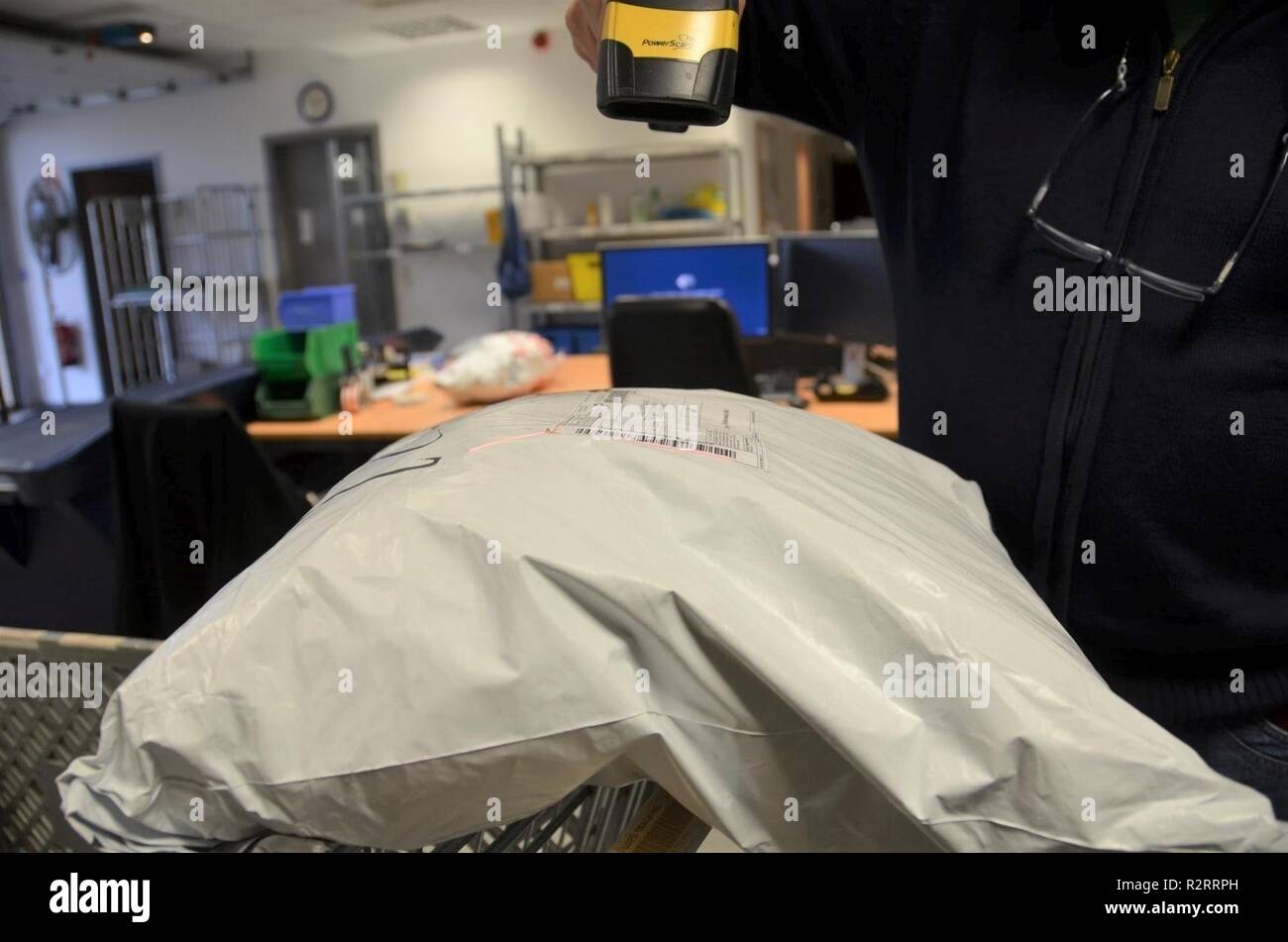 Un paquet est scanné à Rhin explosées Communauté Caserne Salle de courrier. Le bureau de poste appels à bénévoles pendant la saison de vacances pour aider à l'augmentation de courrier entrant et sortant. Banque D'Images