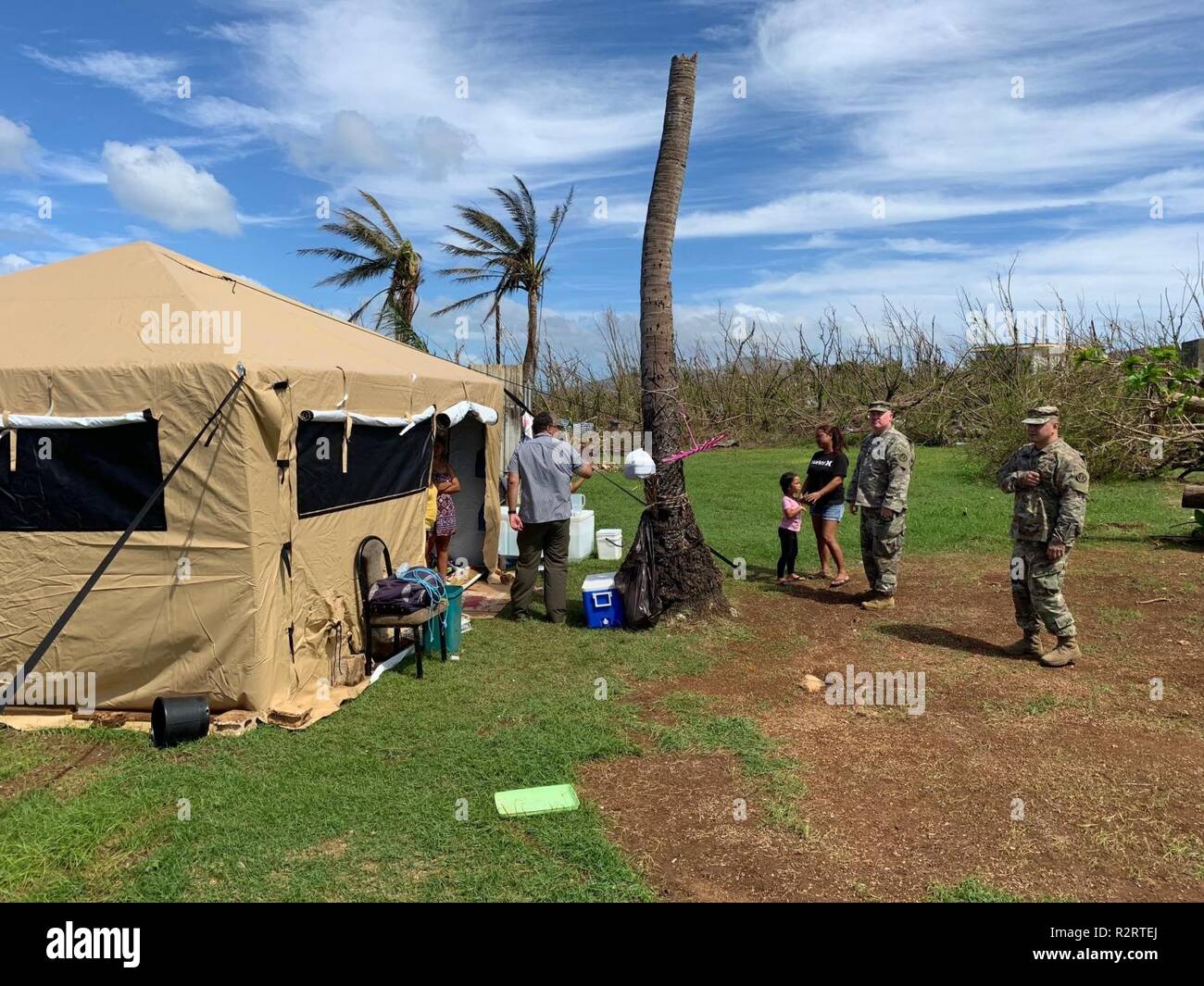 SAIPAN, Commonwealth du Mariana Islands du nord -une famille de Saipan s'installe dans une agence fédérale de gestion des urgences (FEMA) tente, qui servira d'abri temporaire pour eux, 7 nov. Les membres en service de région mixte Marianas et à d'autres unités de l'intérieur de la commande de l'Indo-Pacifique assigné à la Force-West fournissent à l'appui du Département de la Défense civile de la CNMI et de fonctionnaires locaux dans le cadre de la prise en charge de la FEMA Typhoon Yutu les efforts de rétablissement. ( Banque D'Images