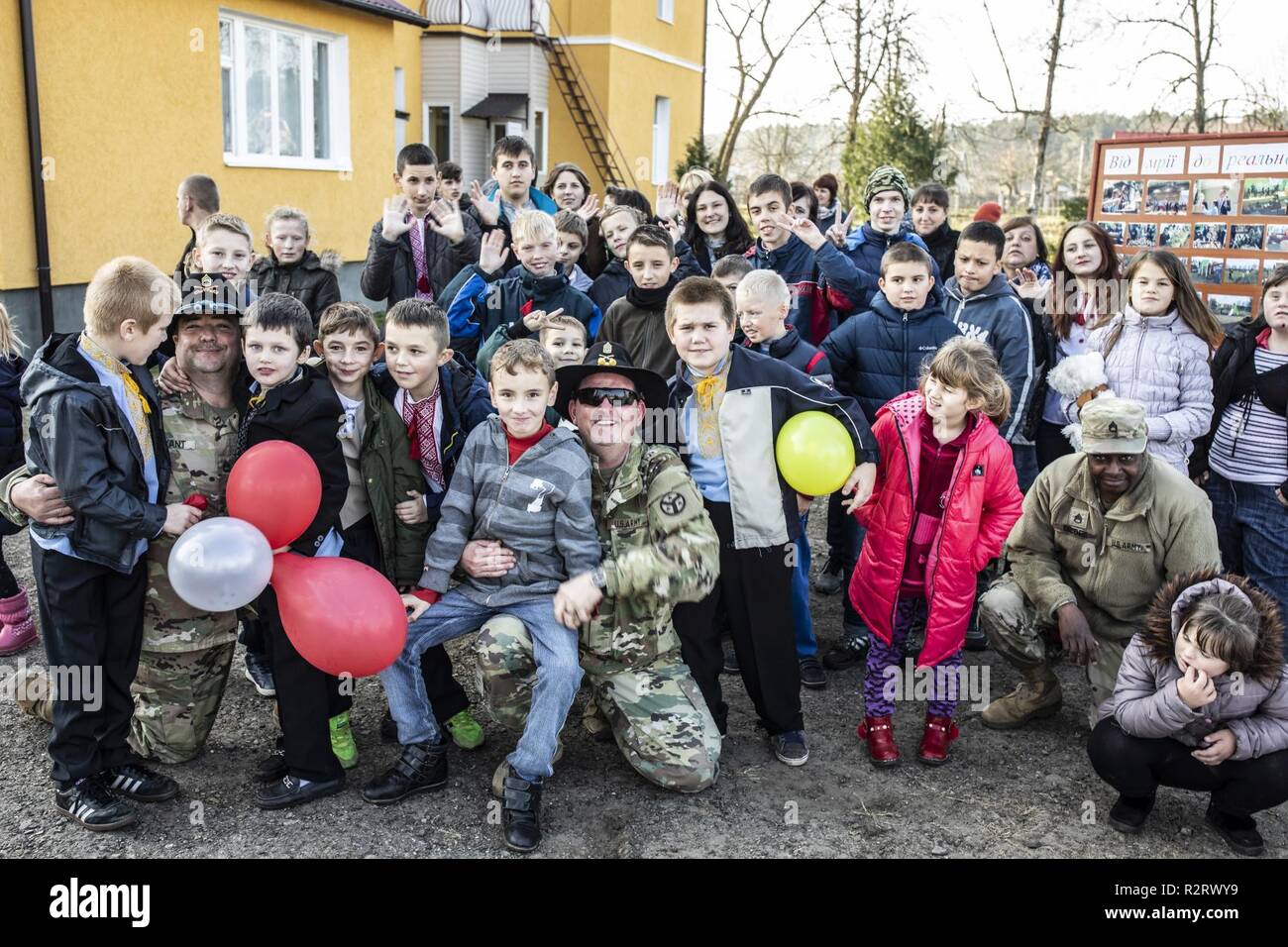 Les membres de la 278e à l'Ukraine déployée ACR posent avec les enfants de l'Enseignement Centre de réadaptation pour les enfants ayant des besoins spéciaux, le 7 novembre. Banque D'Images