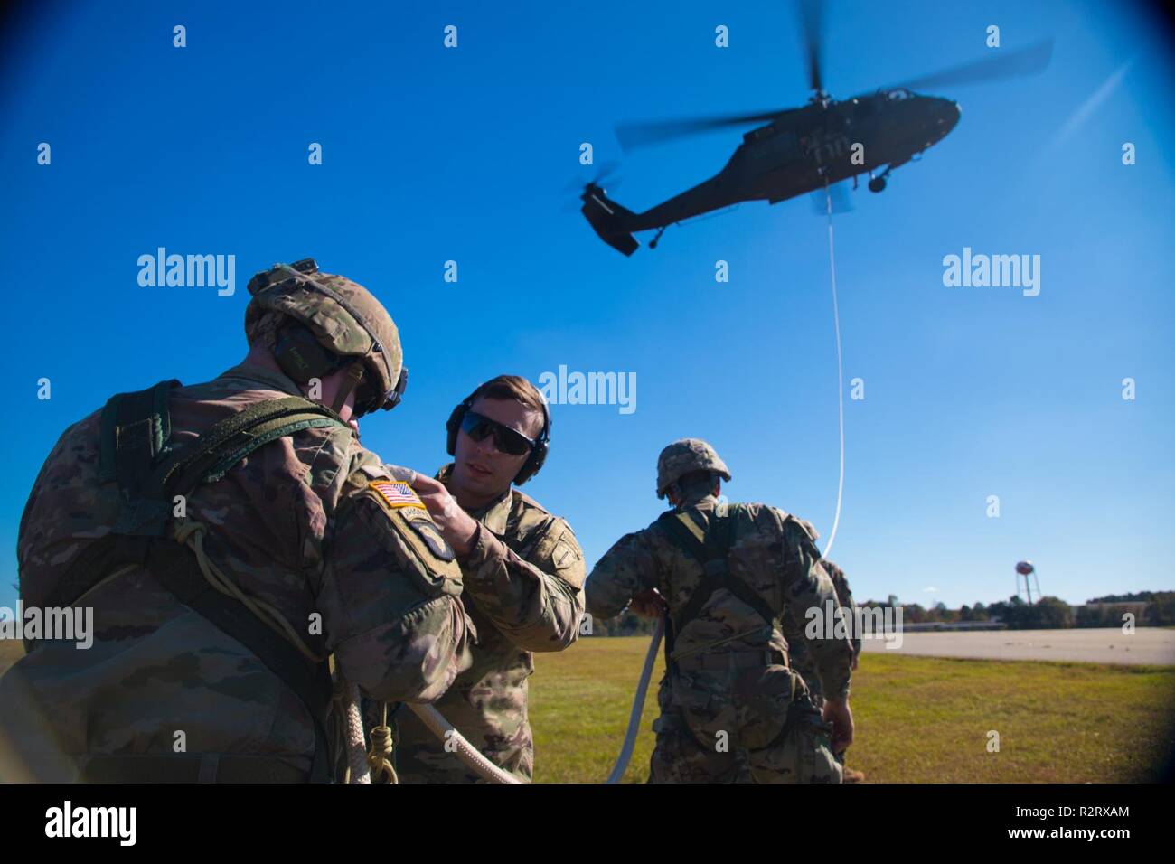 Les soldats de l'Armée américaine à partir de la 5e Bataillon de Rangers, conduite de la formation rapide d'infiltration et de l'extraction de la corde (frites) et d'insertion et de l'exfiltration de patrouille spéciale (SPIES) formation avec le bataillon d'hélicoptères d'assaut 1/106, la Garde nationale de Géorgie, à l'aéroport de Bartow Comté, dévidoir en Géorgie, le 3 novembre 2018. Cette formation permet aux deux aviateurs et soldats à perfectionner leurs compétences pour préparer l'avenir le succès de la mission. Banque D'Images