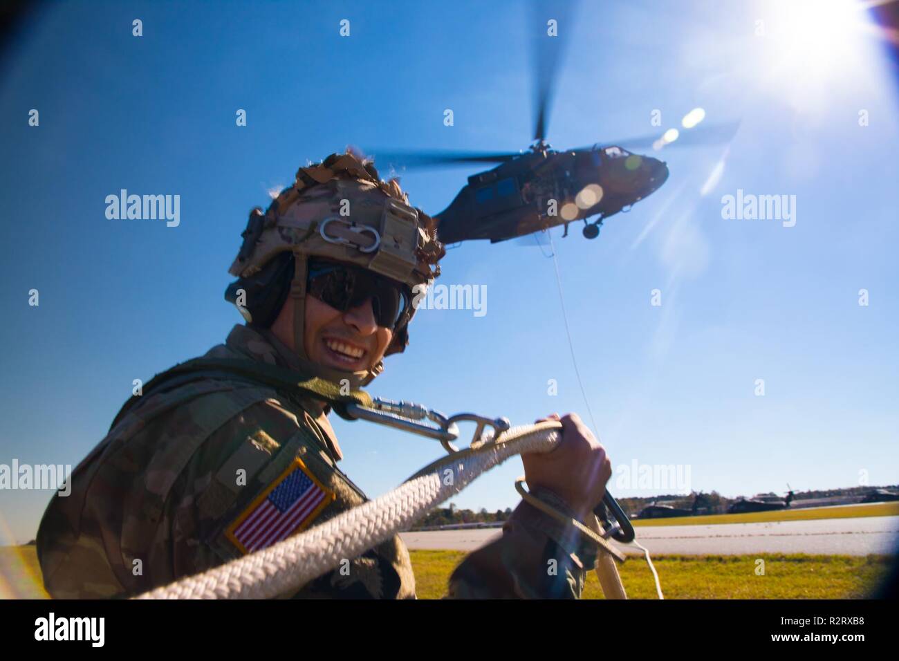 Les soldats de l'Armée américaine à partir de la 5e Bataillon de Rangers, conduite de la formation rapide d'infiltration et de l'extraction de la corde (frites) et d'insertion et de l'exfiltration de patrouille spéciale (SPIES) formation avec le bataillon d'hélicoptères d'assaut 1/106, la Garde nationale de Géorgie, à l'aéroport de Bartow Comté, dévidoir en Géorgie, le 3 novembre 2018. Cette formation permet aux deux aviateurs et soldats à perfectionner leurs compétences pour préparer l'avenir le succès de la mission. Banque D'Images