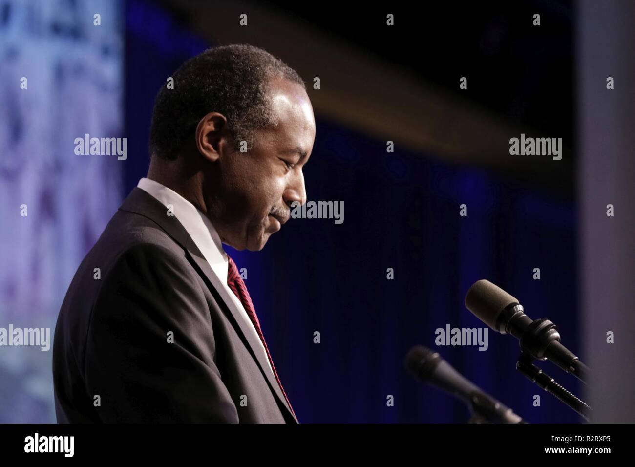 L'Honorable Dr Ben Carson, secrétaire du département américain du logement et du développement urbain, fournit des observations au cours de la Journée des anciens combattants du HUD cérémonie le 8 novembre, à Washington, D.C. La cérémonie commémorant le centenaire de l'Armistice et a célébré le travail des anciens combattants à l'HUD. Banque D'Images