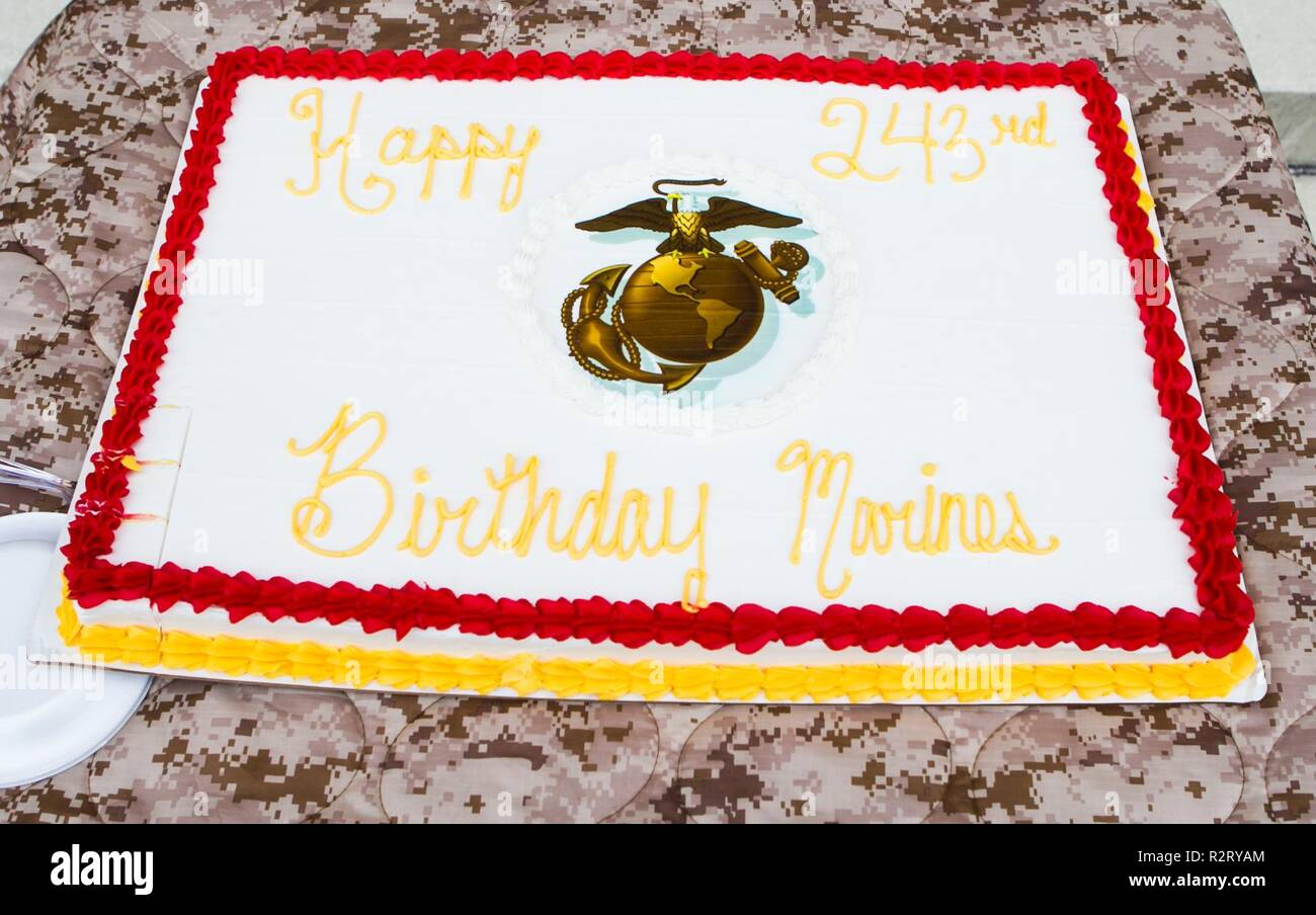 Un Gateau D Anniversaire Du Corps Des Marines Des Etats Unis S Affiche Pendant Un Gateau Symbolique Au Marine Corps Air Station Cherry Point North Carolina 8 Novembre 18 La Ceremonie Etait En L Honneur Du
