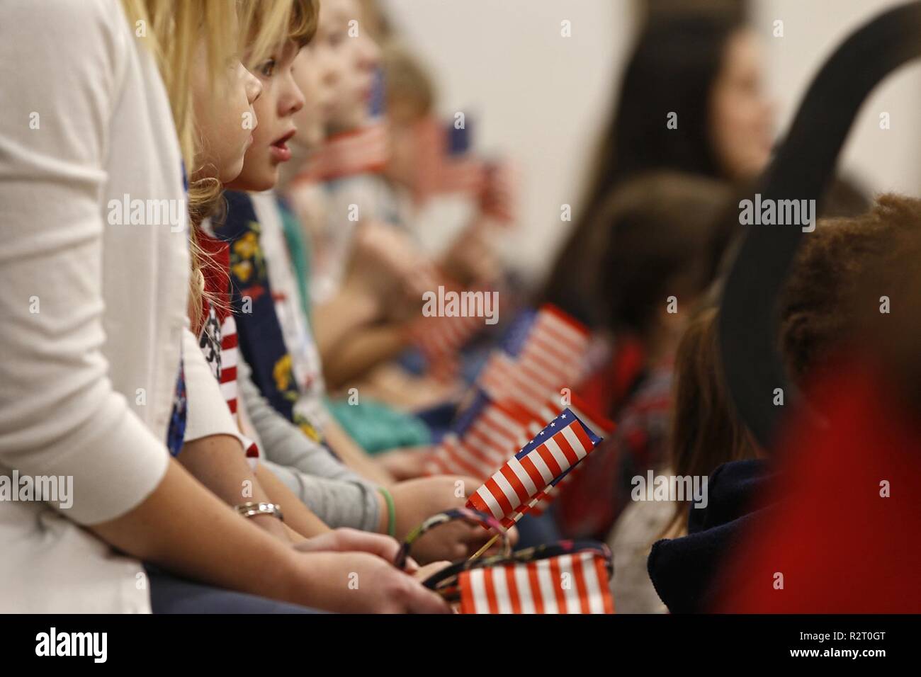 Étudiants détiennent des drapeaux américains au cours de la miniature Sackets Harbour Central School 11e célébration de la Journée des anciens combattants, le 9 novembre 2018, dans la région de Sackets Harbor, New York. Les élèves de la maternelle à la douzième année des anciens combattants honorés au cours de la cérémonie,. Le lieutenant-colonel James Beaulieu, commandant du 41e bataillon du génie, 2e Brigade Combat Team, 10e division de montagne, a prononcé un discours aux étudiants à propos de la résilience. Banque D'Images Étudiants détiennent des drapeaux américains au cours de la miniature Sackets Harbour Central School 11e célébration de la Journée des anciens combattants, le 9 novembre 2018, dans la région de Sackets Harbor, New York. Les élèves de la maternelle à la douzième année des anciens combattants honorés au cours de la cérémonie,. Le lieutenant-colonel James Beaulieu, commandant du 41e bataillon du génie, 2e Brigade Combat Team, 10e division de montagne, a prononcé un discours aux étudiants à propos de la résilience. Banque D'Images