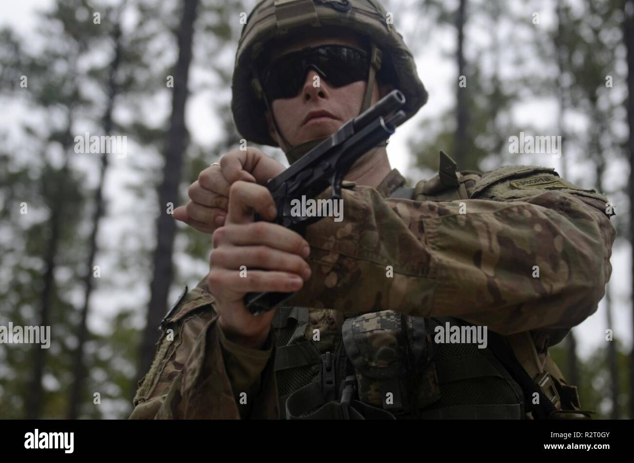 La CPS de l'armée américaine. Darien Smith, affectés au siège de l'entreprise et de l'Administration centrale, 2e Bataillon, 504e Parachute Infantry Regiment, 1e Brigade Combat Team, 82e Division aéroportée, effectue une vérification des fonctions sur un pistolet M9 au cours de l'expert médical sur le terrain l'examen de qualification en Badge sur Fort Bragg, Caroline du Nord, le 5 novembre 2018. Les candidats demontage et remontage des systèmes d'armes avant de faire la démonstration d'un contrôle des fonctions. Banque D'Images