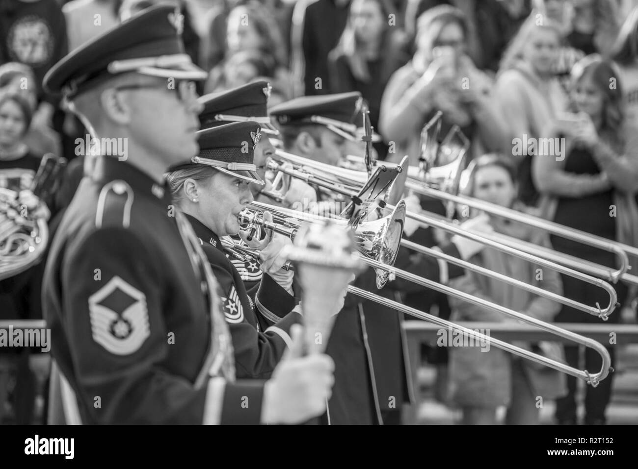 L'US Air Force Band prend en charge la visite General-Colonel Sergii Drozdov, commandant de l'Armée de l'air ukrainienne ; au cimetière national d'Arlington, Arlington, Virginie, le 8 novembre 2018. Drozdov a participé à une armée de l'air tous les honneurs Wreath-Laying sur la Tombe du Soldat inconnu, visité l'Amphithéâtre Memorial Afficher prix, et s'est entretenu avec le général de l'US Air Force James Jacobson, commandant de l'Armée de l'air, District de Washington ; et Karen Durham-Aguilera, directeur exécutif national de l'armée, les cimetières militaires. Banque D'Images