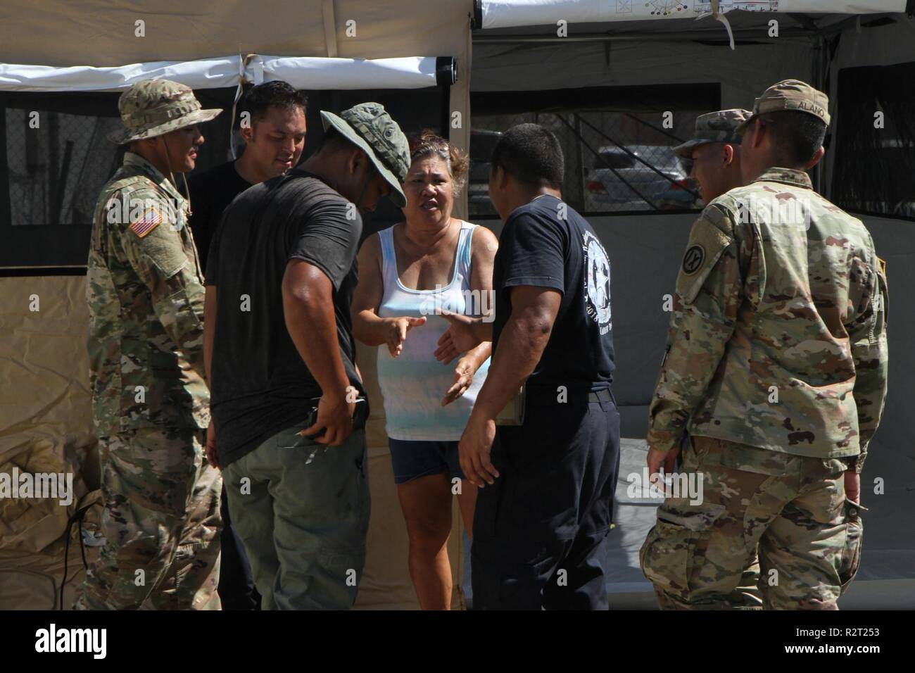 Ana Aldan, centre, serre la main avec le ministère de l'incendie et d'urgence le personnel des Services de gestion et de soldat du 797e compagnie du Génie (Vertical), 9ème commande de soutien de mission, actuellement affectés à des tâches interarmées, Force-West Group-Saipan Tâche, après ils ont créé un refuge temporaire pour elle sur son lot de Koblerville, Saipan, Commonwealth des îles Mariannes du Nord, 9 novembre. Les tentes sont fournies par la FEMA. Les membres en service de région mixte Marianas et à d'autres unités de l'intérieur de la commande de l'Indo-Pacifique américain assigné à la Force-West fournissent l'appui du ministère de la Défense à la CN Banque D'Images