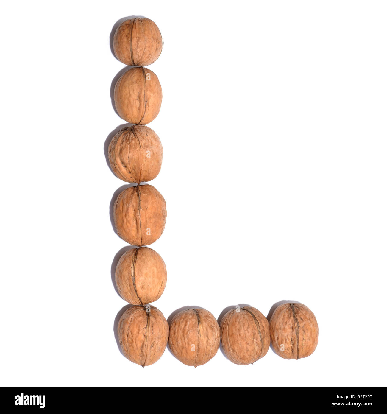 Lettre L a fait avec les écrous à la forme d'une lettre de l'alphabet. Lettres de fruits sur un fond blanc. Banque D'Images
