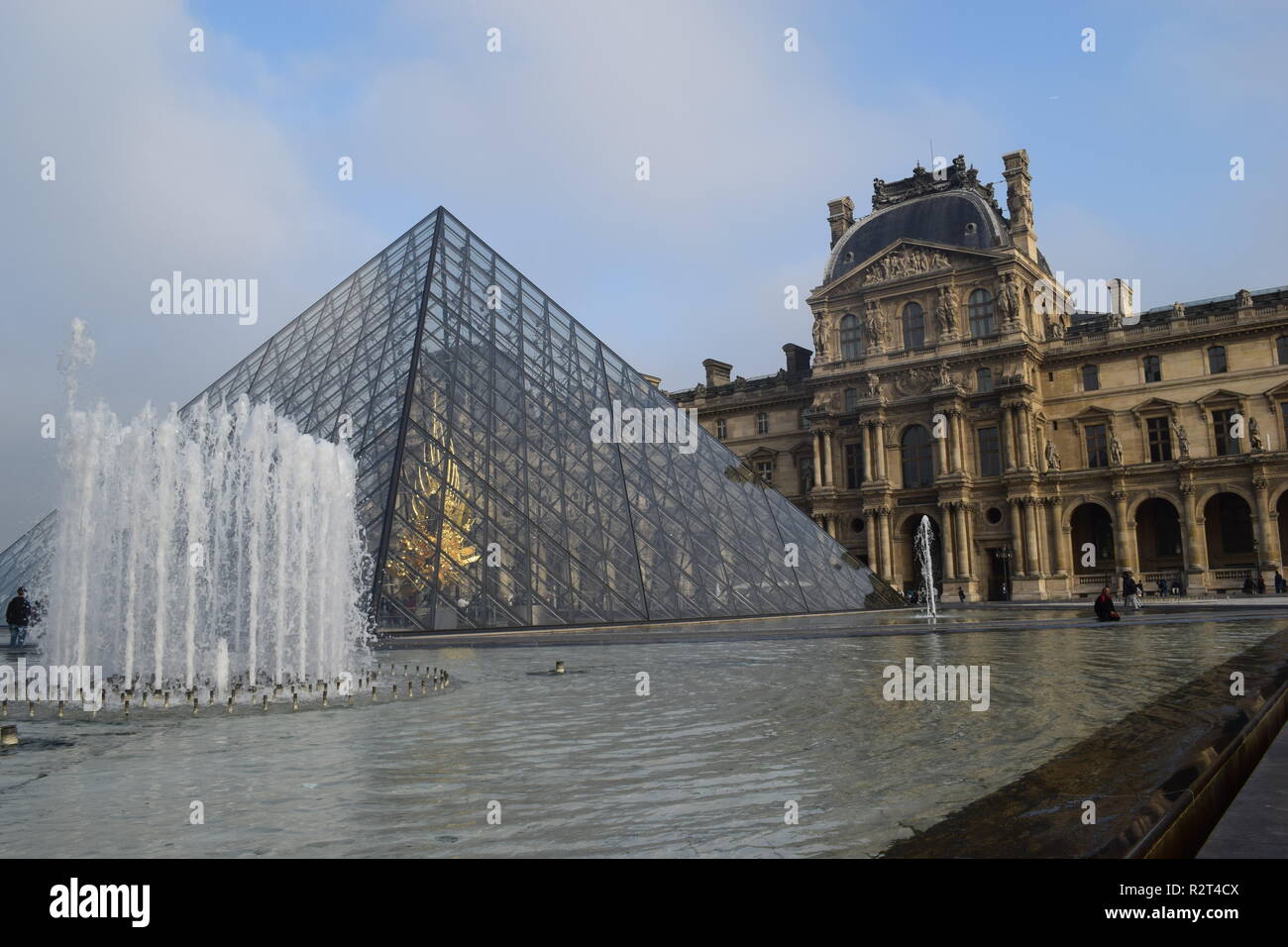 Pyramide de verre et de fontaine dans la cour du Palais du Louvre, Paris, France Banque D'Images