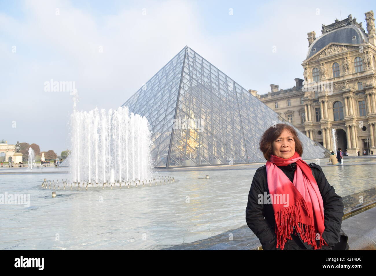 Les touristes en face de la pyramide de verre au musée du Louvre Musée du Louvre à Paris, France, le plus célèbre pour le Da Vinci Code. Banque D'Images