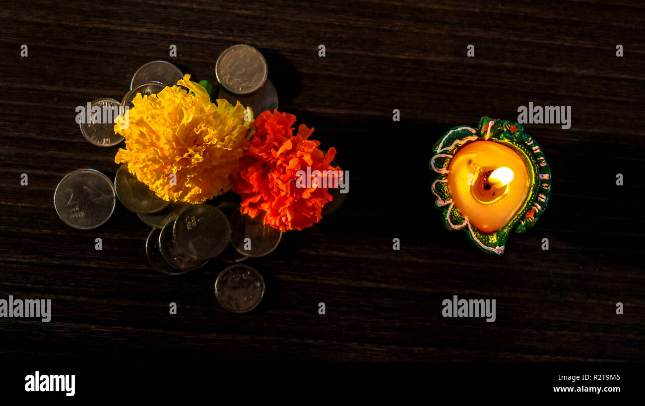 Diya illuminé organisé pour célébrer le diwali et dhanteras en Inde Banque D'Images