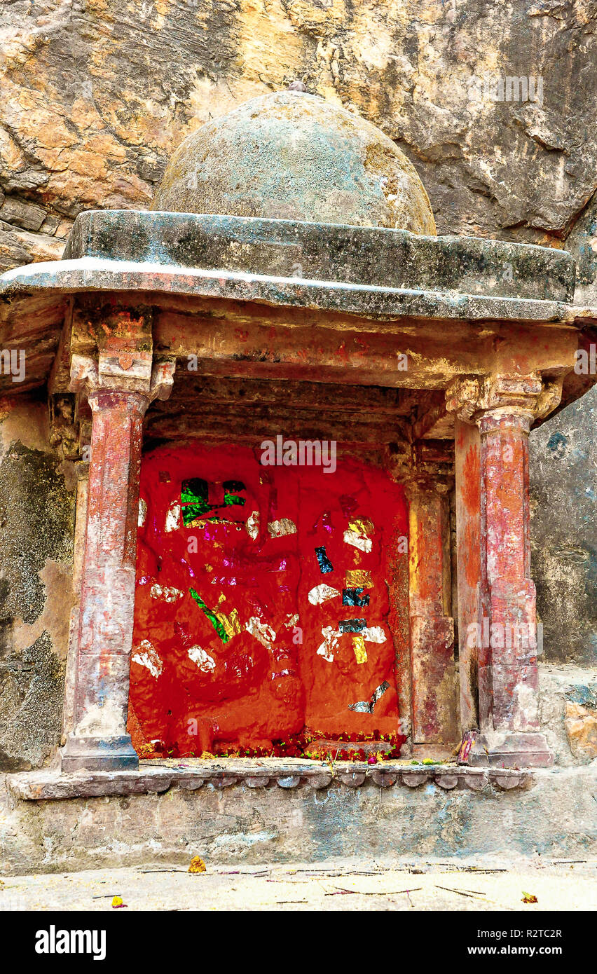 12e siècle culte hindouiste à Ganesha et Shiva, Ranthambore Fort, Rajasthan, Inde. Petit temple fait de pierre rouge intégré à roche. Banque D'Images