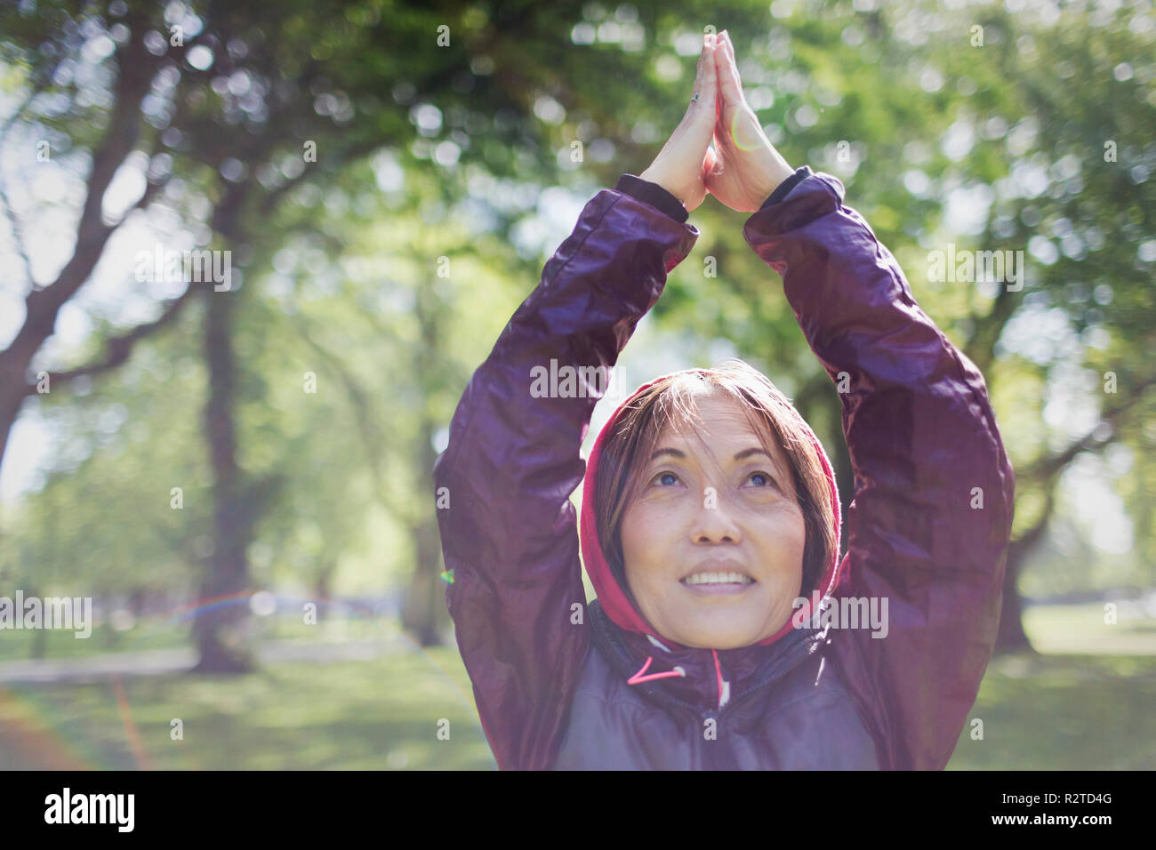 Senior woman practicing yoga in park, Banque D'Images