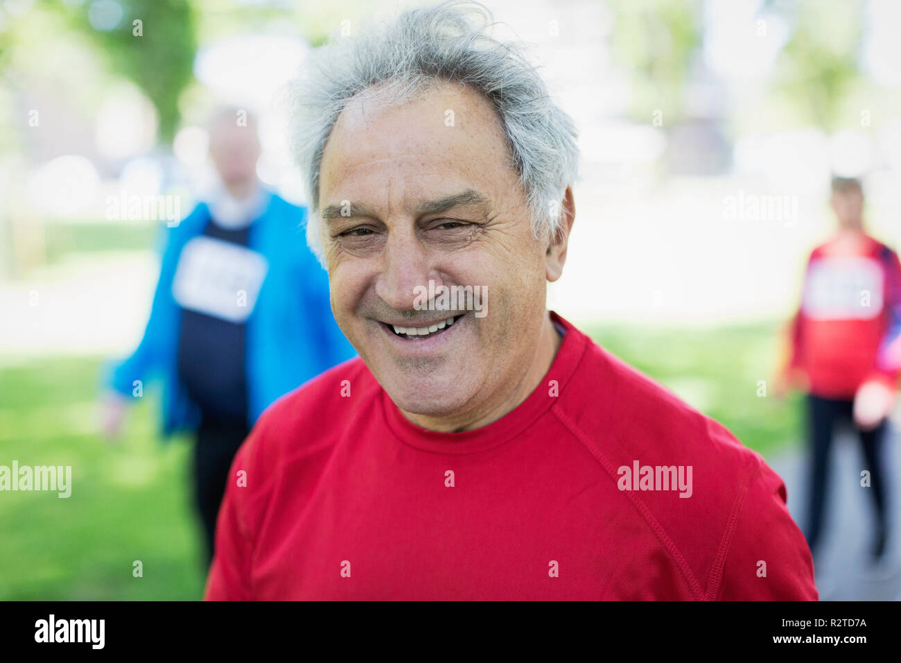 Portrait souriant, confiant senior man in park Banque D'Images