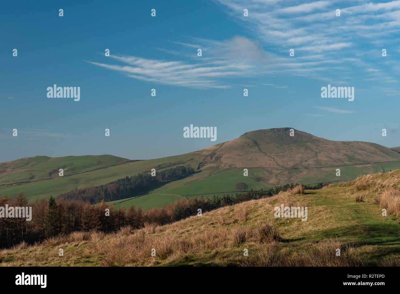 Vue d'un lointain Shutlingsloe hill dans Cheshire, parc national de Peak District. Banque D'Images