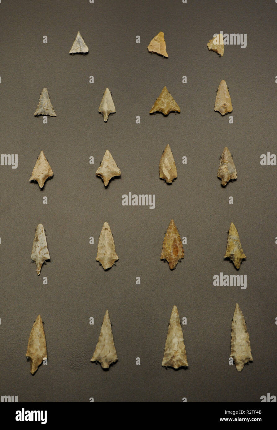 L'industrie lithique. Trapeziums, flèches et haches polies. La fin de l'Neolithic-Chalcolithic. Los Churuletes, enterrement 3. Purchena, province d'Almeria, Andalousie. Musée Archéologique National. Madrid. L'Espagne. Banque D'Images