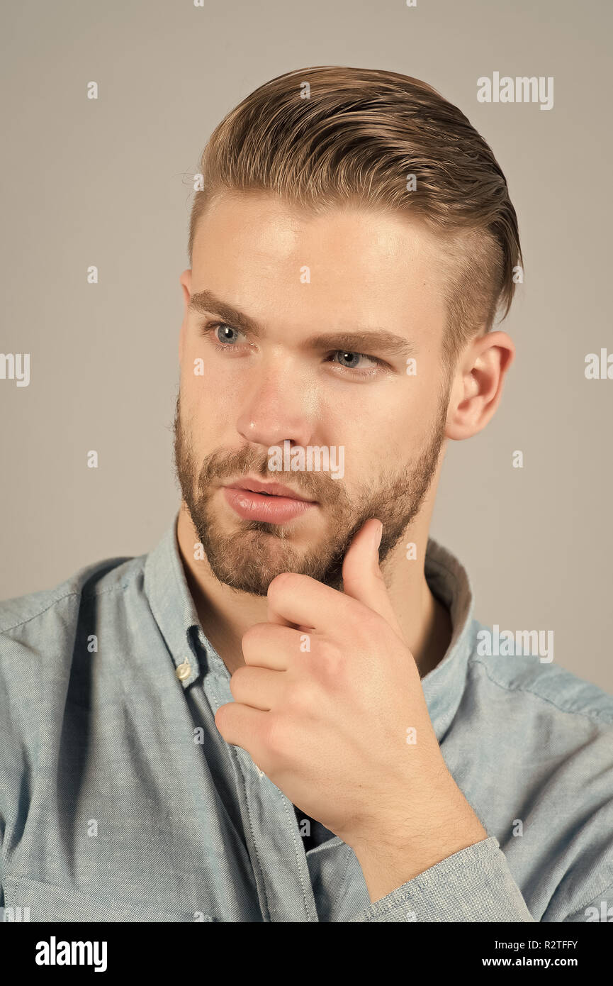 Touchez L Homme Non Rase Barbe Sur La Face Avec Macho Coupe De