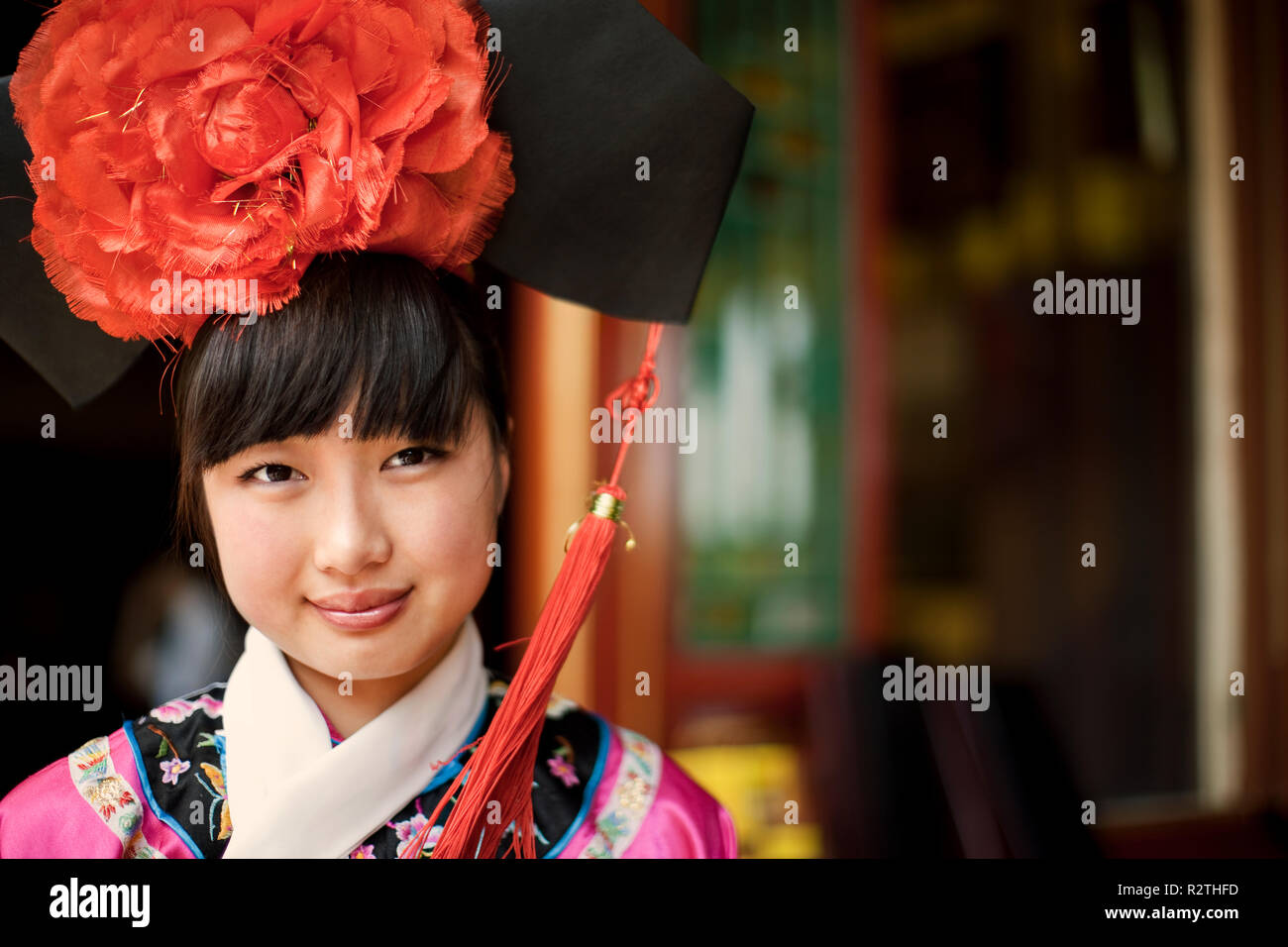 Portrait d'une jeune femme vêtue de vêtements traditionnels. Banque D'Images