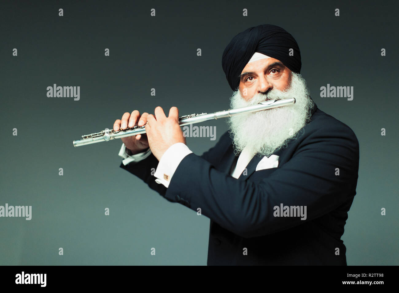 Man bien habillés en turban jouant flute Banque D'Images