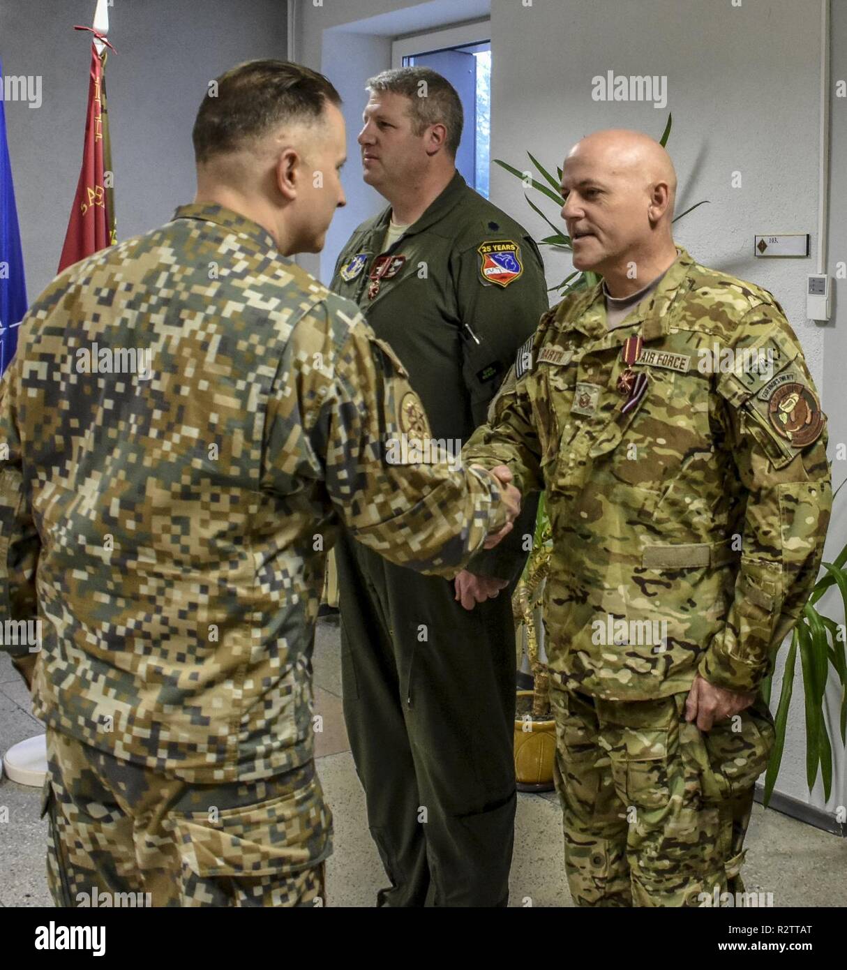 Le sergent-chef. Charles Barth, l'ombre de la gamme Gunnary, Mich., est décoré avec le commandant des Forces terrestres Médaille du mérite, 3e classe, à la base militaire de Ādaži, Lettonie, 15 novembre 2018. Les prix ont été remis par le colonel Ilmars Lejiņš, commandant de la Brigade des forces terrestres, les Forces armées nationales de Lettonie. Ward et Barth a reçu l'honneur pour leur contribution au développement de la Lettonie est contrôleur aérien tactique interarmées programme, reconnu comme l'un des . Le Michigan et la Lettonie ont profité d'une obligation étroite sous la garde nationale des États-Unis de l'État du Bureau du Programme de partenariat depuis 1993. Banque D'Images