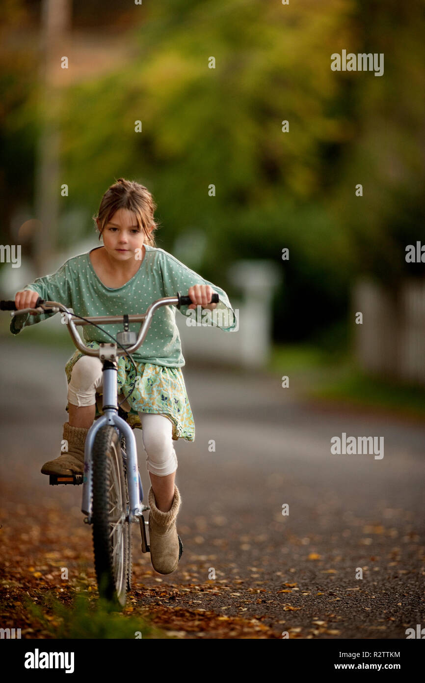 Girl riding son vélo. Banque D'Images