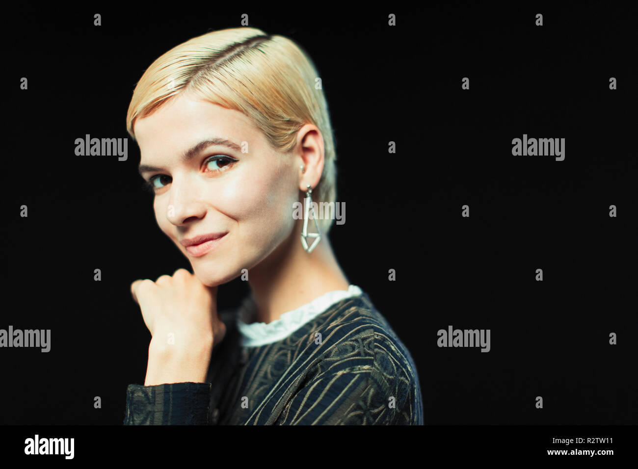Portrait souriant, jeune femme confiante Banque D'Images