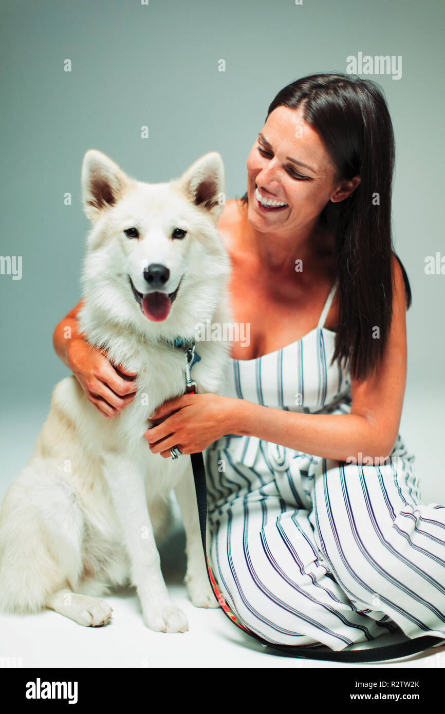 Portrait happy woman with dog Banque D'Images