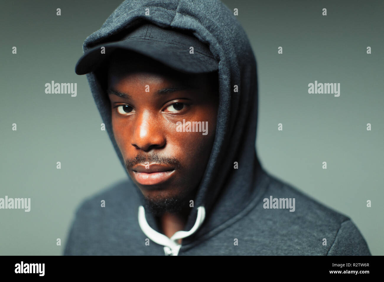 Portrait confiant, cool boy dans hoody Banque D'Images