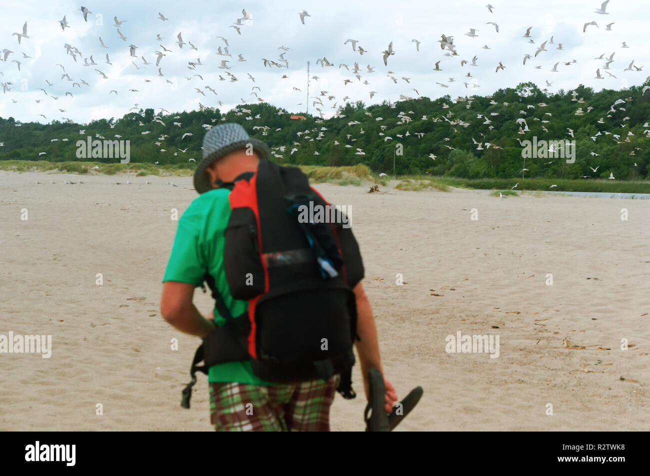 Balades touristiques sur la plage, les voyageurs avec un sac à dos Banque D'Images